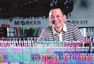 这位潮汕人,3次高考落榜,30岁开始创业,靠一支笔卖到100亿身价!